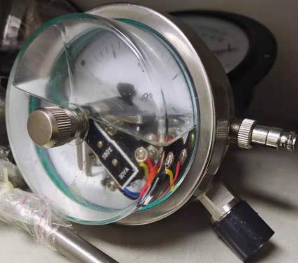 耐震電接點壓力表YTNXC-100/150,1.6級，-0.1-0-60MPA
